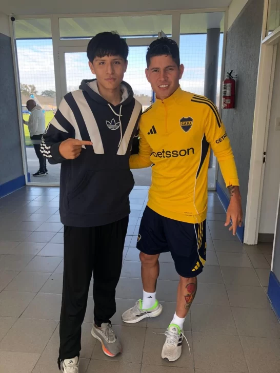  El joven se fotografió junto a los jugadores del Xeneize.