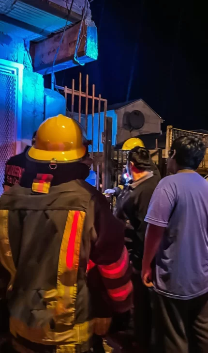 Bomberos detectaron un cortocircuito en un pilar de luz de Río Gallegos