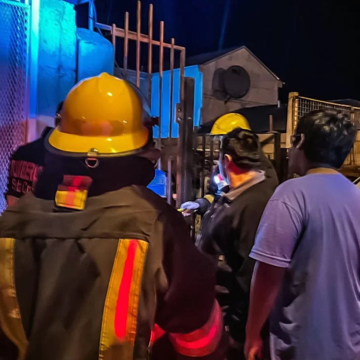 Bomberos detectaron un cortocircuito en un pilar de luz de Río Gallegos Bomberos detectaron un cortocircuito en un pilar de luz de Río Gallegos