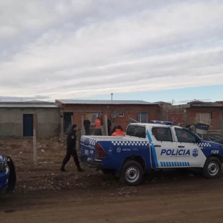 Tensión en 28 de Noviembre por un conflicto familiar que derivó en un desalojo Tensión en 28 de Noviembre por un conflicto familiar que derivó en un desalojo