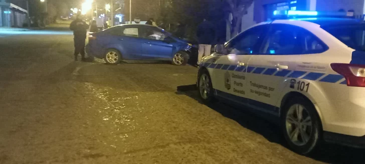 Circulaba alcoholizado, perdió el control del auto y chocó contra el cantero de una casa