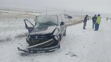 Una mujer hospitalizada tras violento choque frontal en la ruta que une a Río Gallegos con La Esperanza Una mujer hospitalizada tras violento choque frontal en la ruta que une a Río Gallegos con La Esperanza