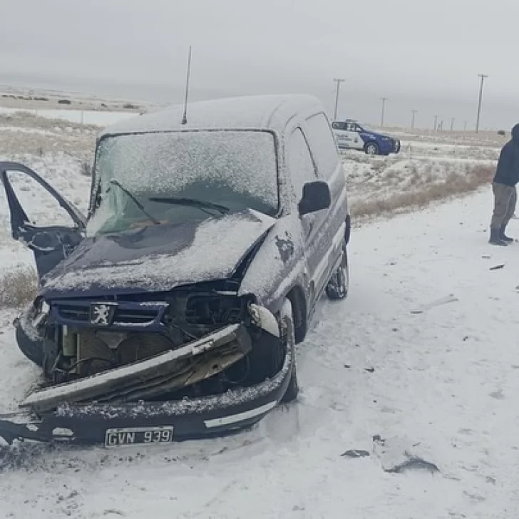 Una mujer hospitalizada tras violento choque frontal en la ruta que une a Río Gallegos con La Esperanza Una mujer hospitalizada tras violento choque frontal en la ruta que une a Río Gallegos con La Esperanza