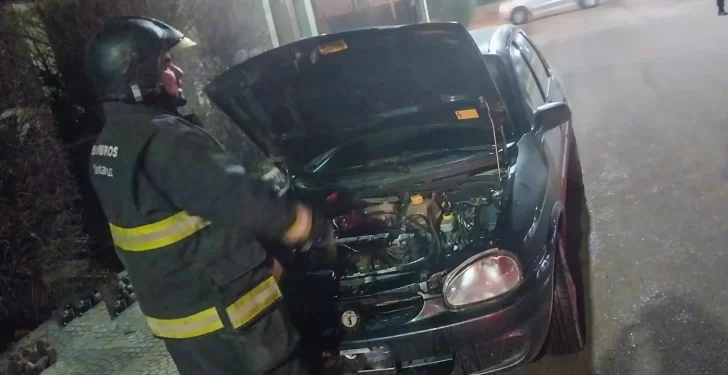 Susto en Piedra Buena: salía humo del motor de un auto y pensaron que era un incendio