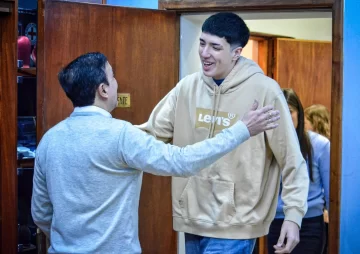 Río Gallegos reconoció a Ezequiel Juárez, su joven embajador en el básquet Río Gallegos reconoció a Ezequiel Juárez, su joven embajador en el básquet