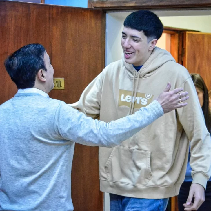 Río Gallegos reconoció a Ezequiel Juárez, su joven embajador en el básquet Río Gallegos reconoció a Ezequiel Juárez, su joven embajador en el básquet