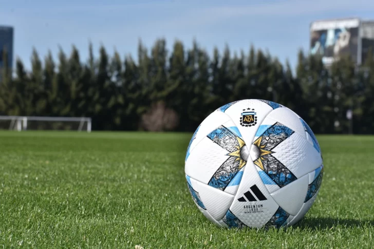 ¿Cómo adaptan los clubes de fútbol argentinos su estilo de juego para la Copa Libertadores frente a la Liga Profesional?
