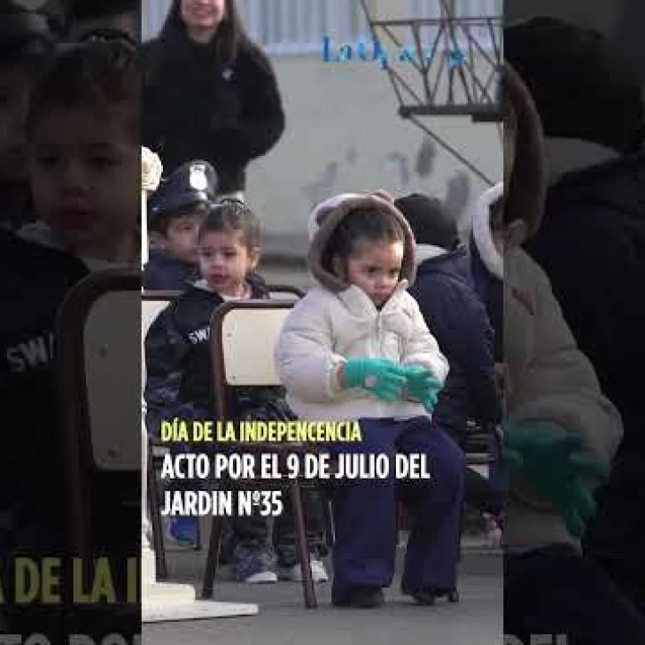 Los alumnitos del Jardín N°35 celebraron el 9 de Julio y sorprendieron a las fuerzas de seguridad