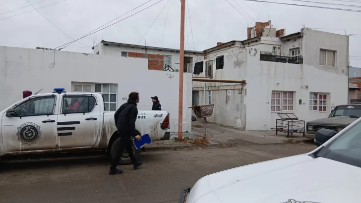 Allanamiento en Pico Truncado por hurto: la DDI secuestró prendas de ropa, cubiertas y un celular