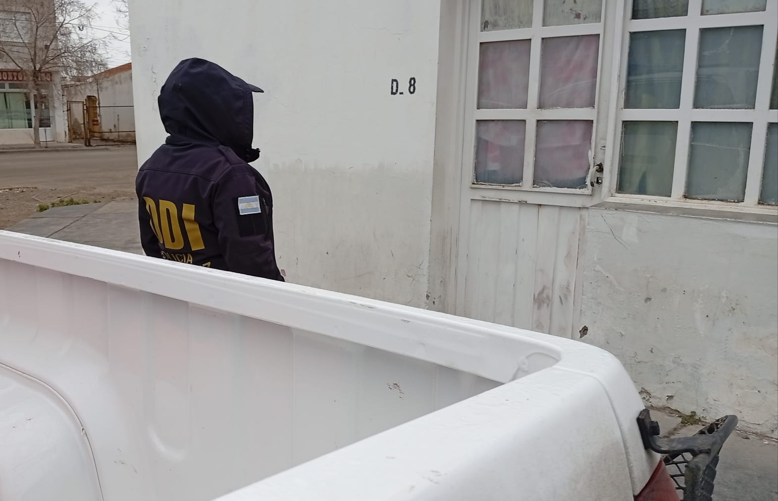  Un efectivo policial fuera de la vivienda. (FOTO: POLICÍA DE SANTA CRUZ).