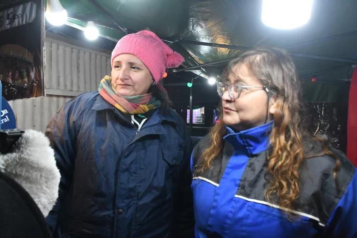  Analía y Candelaria, dos amigas que estuvieron al frente de uno de los puestos del Patio Patagónico. Foto: Juan Palacios/La Opinión Austral