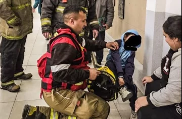 Nene quedó con la pierna atrapada en una silla del colegio y fue liberado por bomberos Nene quedó con la pierna atrapada en una silla del colegio y fue liberado por bomberos