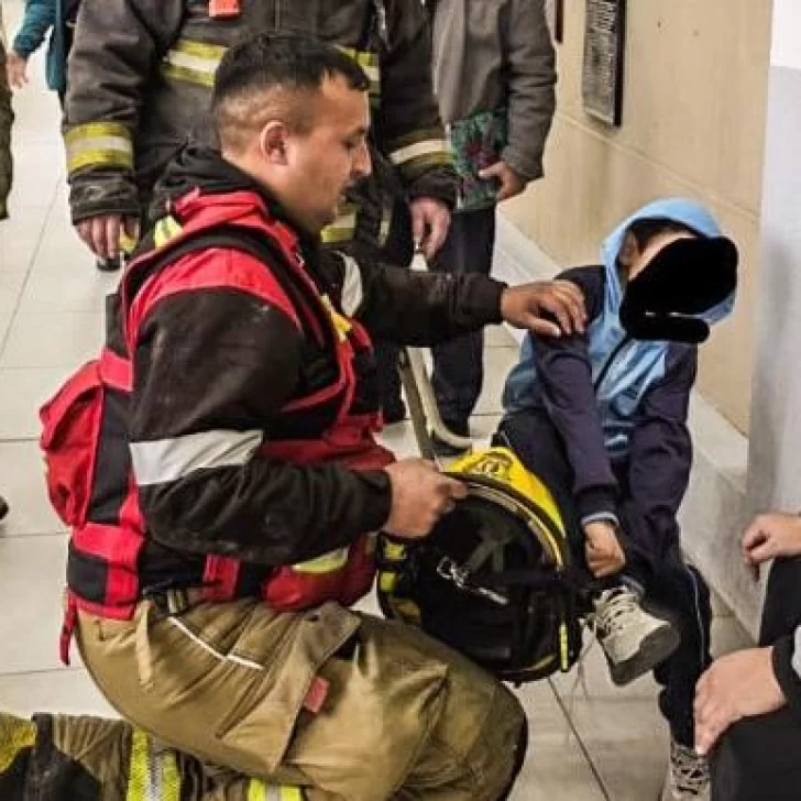 Nene quedó con la pierna atrapada en una silla del colegio y fue liberado por bomberos Nene quedó con la pierna atrapada en una silla del colegio y fue liberado por bomberos