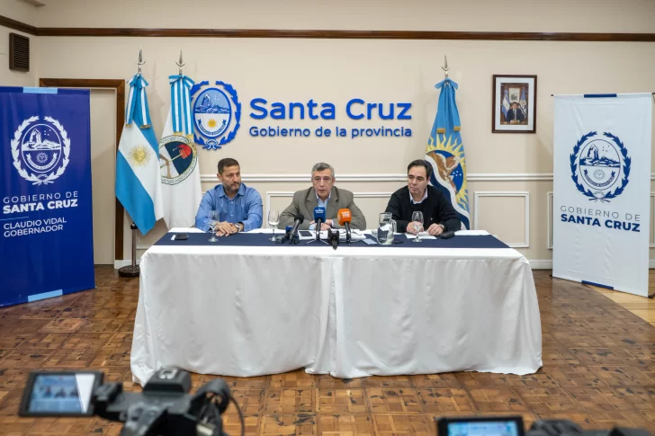  Oscar Vera, presidente de Fomicruz; Jaime Alvarez, Ministro de Energía y Gastón Farías, secretario de Estado de Fiscalización y Control Ambiental del Ministerio de Energía (FOTO: LEANDRO FRANCO/ LA OPINIÓN AUSTRAL)