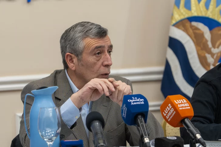 Santa Cruz analiza alternativas para defender sus acciones de YPF