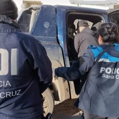 Fueron por una causa de robo de cables de cobre y hallaron una camioneta robada en Buenos Aires