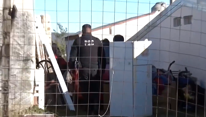  Un agente policial dentro del predio usurpado. (FOTO: CANAL 2 CALETA OLIVIA)