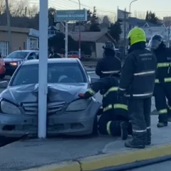 Circulaba a alta velocidad, perdió el control del auto y chocó contra un poste de luz