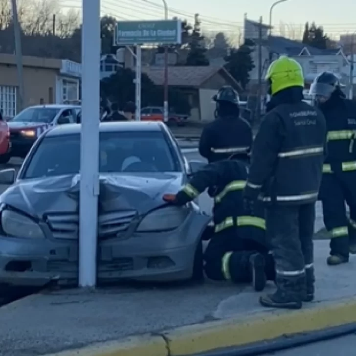 Circulaba a alta velocidad, perdió el control del auto y chocó contra un poste de luz Circulaba a alta velocidad, perdió el control del auto y chocó contra un poste de luz