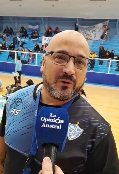  Sergio Antola, post partido con La Opinión Austral.