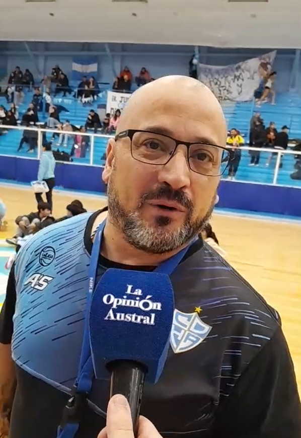  Sergio Antola, post partido con La Opinión Austral.