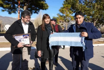 Lago Posadas se vistió de colores patrios para festejar el Día de la Independencia Lago Posadas se vistió de colores patrios para festejar el Día de la Independencia
