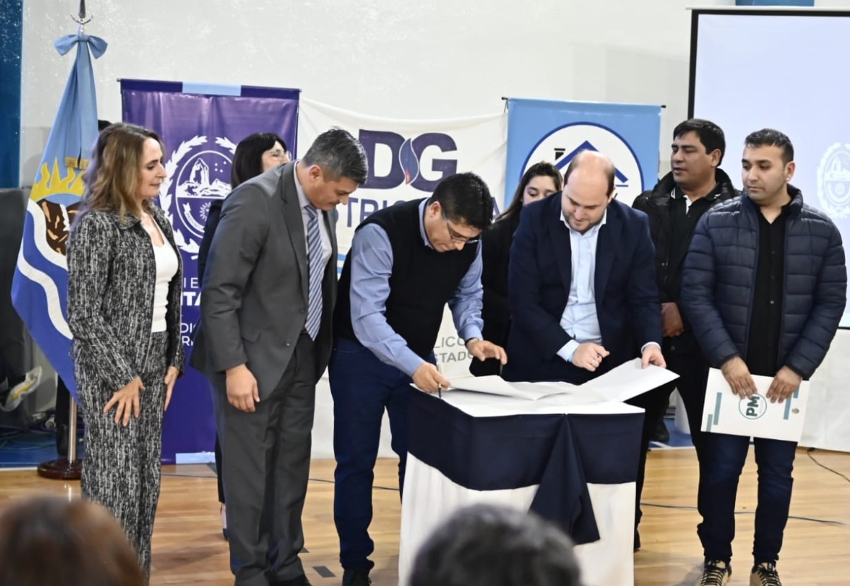  1° de mayo del 2025. El día de la firma del compromiso de obra pública para todas las localidades.