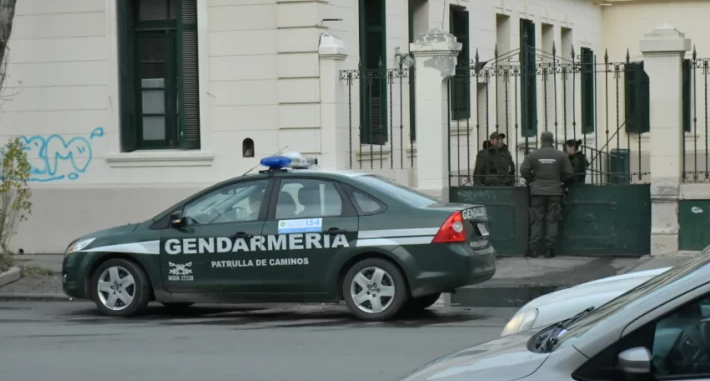  Un móvil de Gendarmería esperando en el Juzgado mientras una de las acusadas era ingadada. (FOTO: MARTÍN MUÑOZ QUESADA/LA OPINIÓN AUSTRAL)