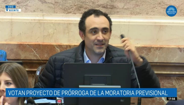 El insólito momento que vivió el senador José María Carambia: “La próxima vez vengo en pijamas”