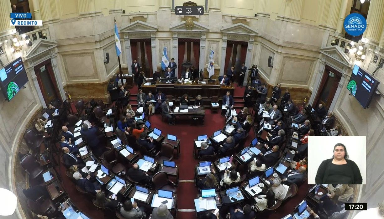  Fue con 39 votos a favor, 14 en contra y una abstención.