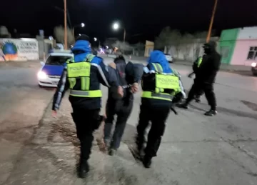 Violó una orden de restricción y desató una pelea frente a un comercio céntrico Violó una orden de restricción y desató una pelea frente a un comercio céntrico