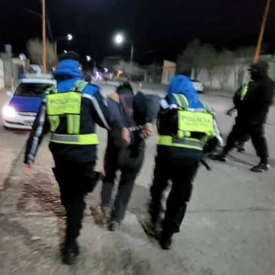 Violó una orden de restricción y desató una pelea frente a un comercio céntrico