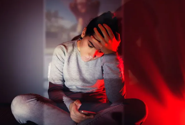 La foto “inofensiva” que puede costarte el trabajo o un robo: los 5 riesgos reales de compartir demasiado en redes sociales