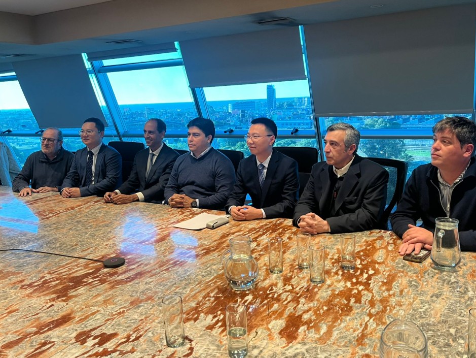  De izquierda a derecha Claudio Constantino, Eling; Daniel Guillermo De la Torre, Eling; Zhang Jun Zhang, gerente general de CGGC Internacional; presidente de ENARSA, Tristán Socas; gobernador de Santa Cruz, Claudio Vidal; Wang Mingyi, director de proyecto Represas; Jaime Álvarez ministro de energía de Santa Cruz; Johanathan Tor Hidrocuyo; y Alejandro O'Reilly Hidrocuyo. (Foto: Josemar Mendoza Herrera).