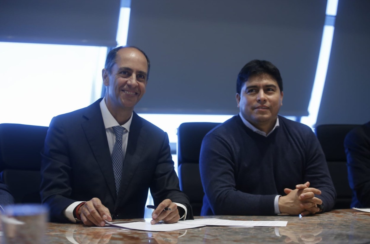  El gobernador Claudio Vidal y el presidente de ENARSA Tristán Socas.