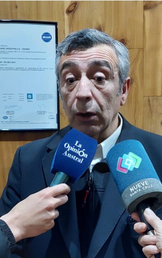 Jaime Álvarez, ministro de Energía y Minería de Santa Cruz, entrevistado por La Opinión Austral. tras la firma del acta de entendimiento. (Foto: Josemar Mendoza Herrera).