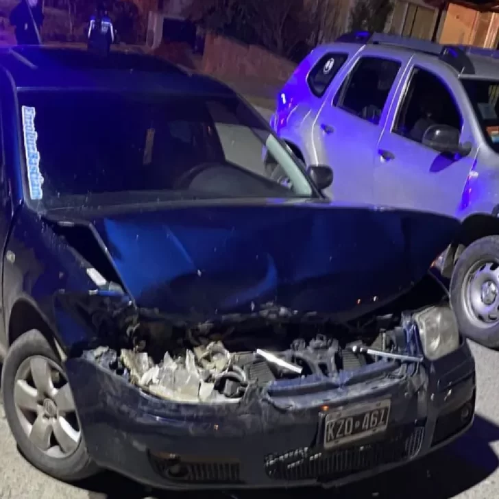 Maniobra peligrosa de un remis provocó choque en plena madrugada en El Calafate Maniobra peligrosa de un remis provocó choque en plena madrugada en El Calafate