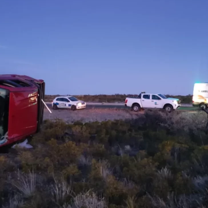Una camioneta salió de El Calafate y volcó cerca de Bahía Bustamante: dos heridos