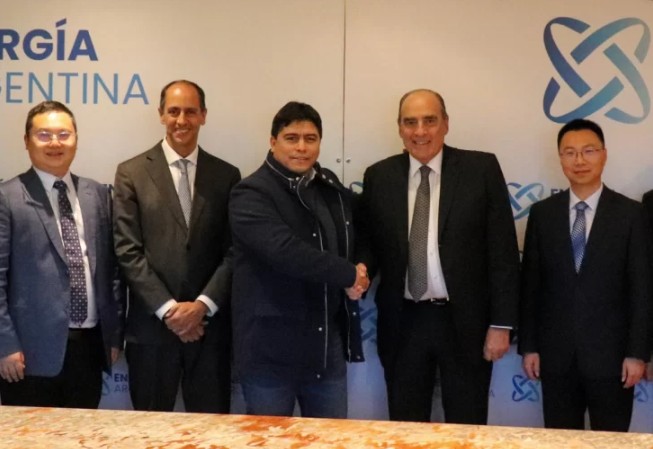  Guillermo Francos junto al gobernador Claudio Vidal, el presidente de ENARSA Tristán Socas y representantes de la UTE.