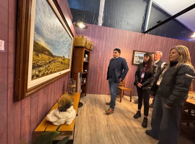  El gobernador Claudio Vidal también recorrió el stand de Santa Cruz en la Rural.