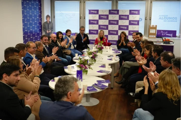  El encuentro se desarrolló en Buenos Aires. En una mesa, una motosierra.