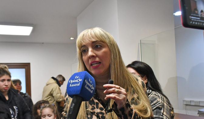  Yamila Borquez hablando con La Opinión Austral. (FOTO: JOSÉ SILVA/LA OPINIÓN AUSTRAL)