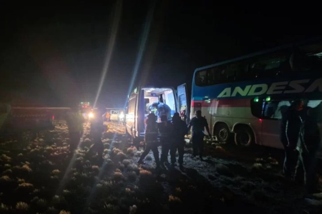  Momento en el que el equipo de Salud empezaba a trasladar a los heridos al Hospital Regional.