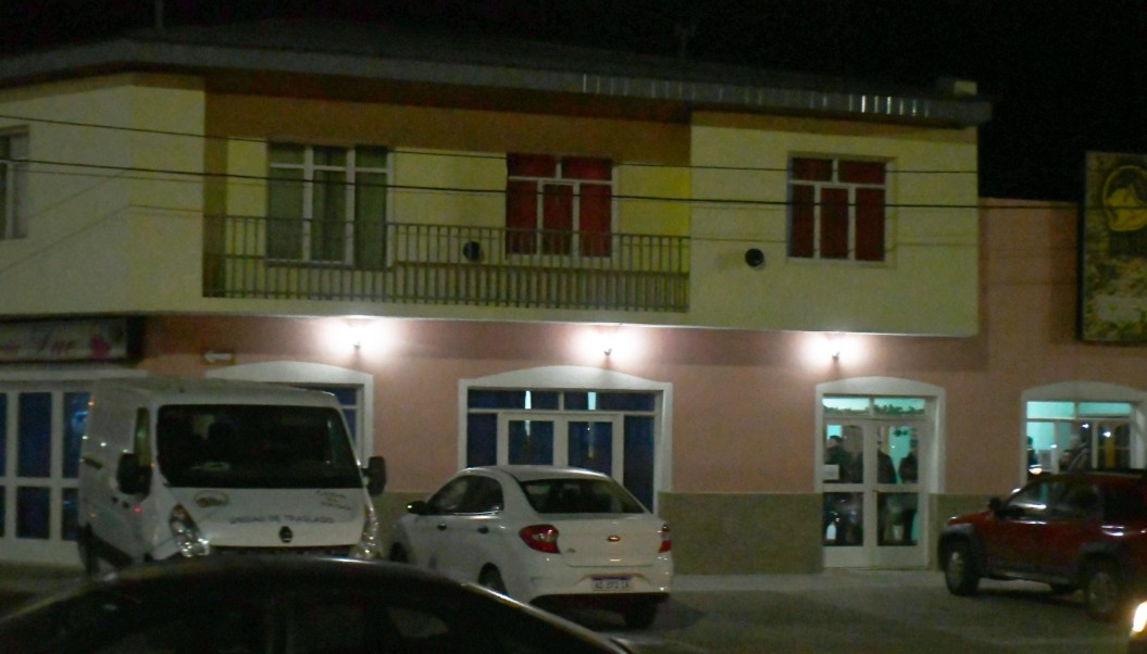  Familiares, amigos y allegados comenzaron a llegar a la cochería pasadas las 19:30. (Foto: La Opinión Austral).