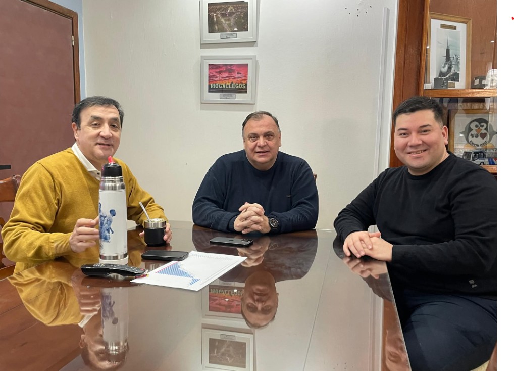  Pablo Grasso fue el cebador de mates en el encuentro con Javier Belloni y el concejal Jonathan Sandoval, antes del congreso del PJ de este sábado.
