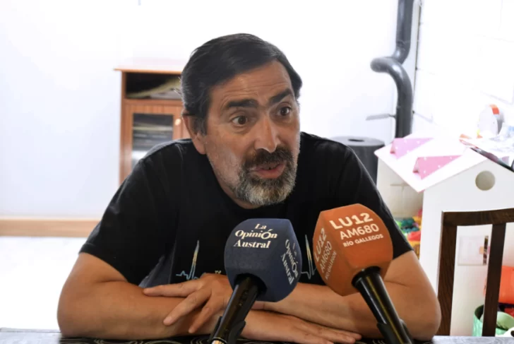  Alturria hablando a los micrófonos de La Opinión Austral. (FOTO: JUAN PALACIOS/LA OPINIÓN AUSTRAL)