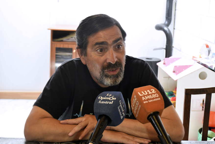  Alturria hablando a los micrófonos de La Opinión Austral. (FOTO: JUAN PALACIOS/LA OPINIÓN AUSTRAL)