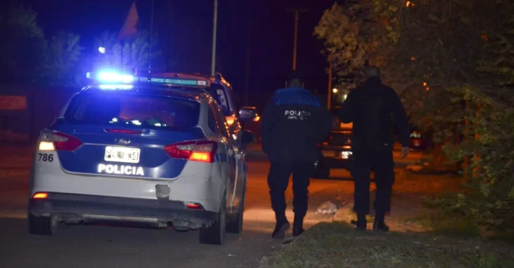 Un adolescente fue golpeado y amenazado con un cuchillo en plena vía pública