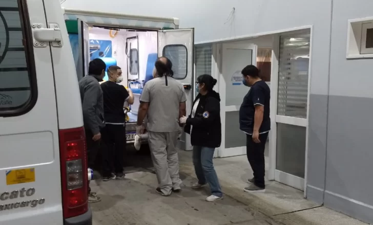 Murió tras pedir auxilio en plena vía pública de Río Gallegos y buscan a sus familiares