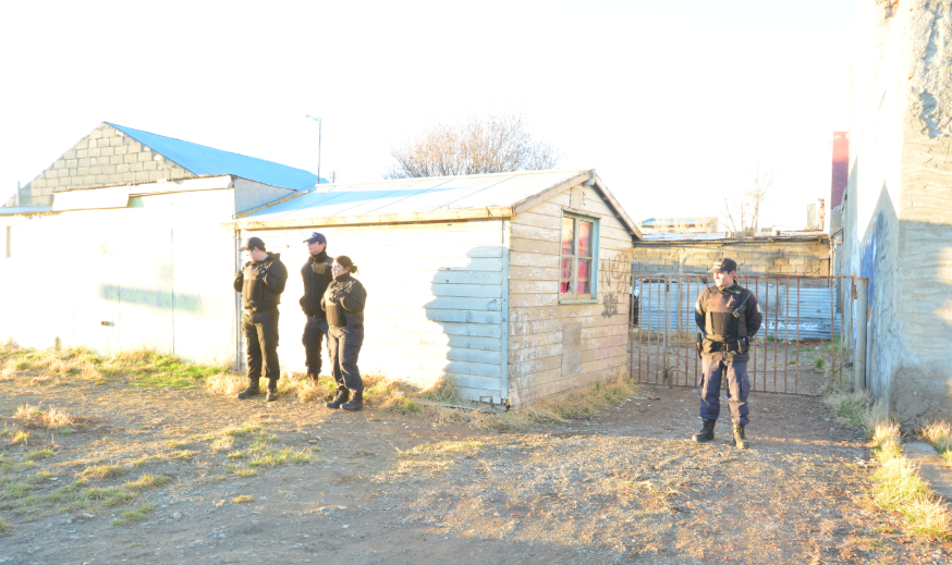  Agentes afuera de la casa donde ocurrió el horror en 2014. (FOTO: ARCHIVO LA OPINIÓN AUSTRAL)